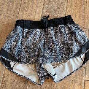 Lululemon Antique paisley hotty hot shorts